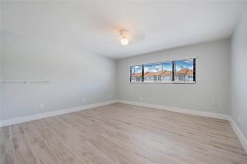 Снять в аренду таунхаус в Майами, Флорида 2 спальни, 135.92м2, № 1952643 - фото 4