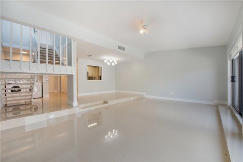 Снять в аренду таунхаус в Майами, Флорида 2 спальни, 135.92м2, № 1952643 - фото 2