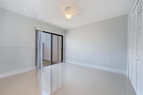 Снять в аренду таунхаус в Майами, Флорида 2 спальни, 135.92м2, № 1952643 - фото 11