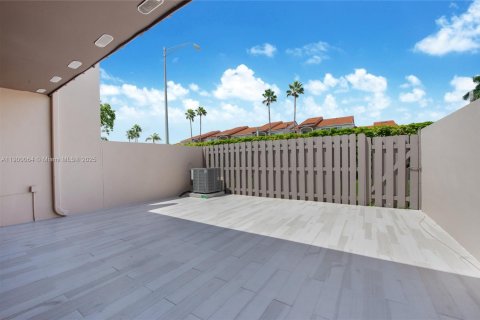 Снять в аренду таунхаус в Майами, Флорида 2 спальни, 135.92м2, № 1952643 - фото 7