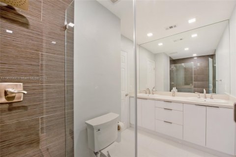 Снять в аренду таунхаус в Майами, Флорида 2 спальни, 135.92м2, № 1952643 - фото 6