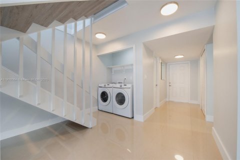 Снять в аренду таунхаус в Майами, Флорида 2 спальни, 135.92м2, № 1952643 - фото 10