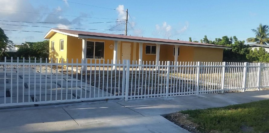 Дом в Хомстед, Флорида 4 спальни, 115.94м2 № 2031418