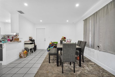 Купить виллу или дом в Майами-Гарденс, Флорида 4 спальни, 158.49м2, № 2026543 - фото 27