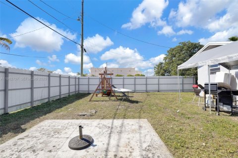 Купить виллу или дом в Майами-Гарденс, Флорида 4 спальни, 158.49м2, № 2026543 - фото 26