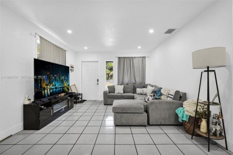 Купить виллу или дом в Майами-Гарденс, Флорида 4 спальни, 158.49м2, № 2026543 - фото 16