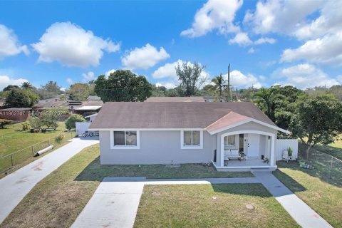 Купить виллу или дом в Майами-Гарденс, Флорида 4 спальни, 158.49м2, № 2026543 - фото 2