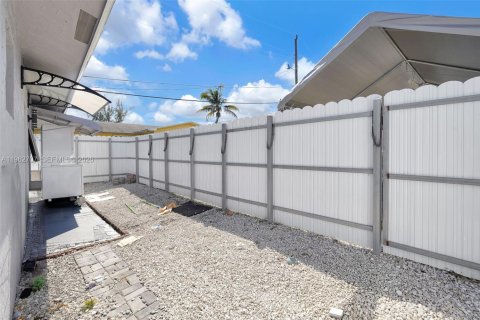 Купить виллу или дом в Майами-Гарденс, Флорида 4 спальни, 158.49м2, № 2026543 - фото 10