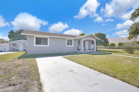 Купить виллу или дом в Майами-Гарденс, Флорида 4 спальни, 158.49м2, № 2026543 - фото 4