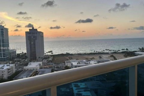 Снять в аренду кондоминиум в Майами-Бич, Флорида 1 спальня, 84.54м2, № 1959334 - фото 1