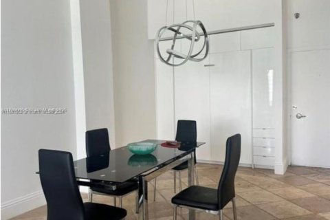 Снять в аренду кондоминиум в Майами-Бич, Флорида 1 спальня, 84.54м2, № 1959334 - фото 2