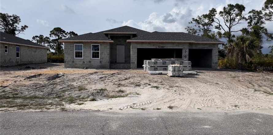House in Placida, Florida 3 bedrooms, 154.5 sq.m. № 1744144