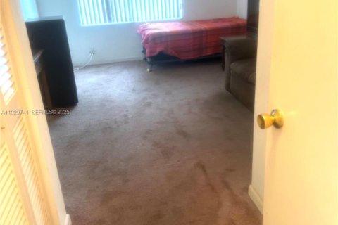 Condo in Hallandale Beach, Florida, 2 bedrooms № 1988597 - photo 10