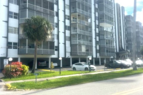 Condo in Hallandale Beach, Florida, 2 bedrooms № 1988597 - photo 1