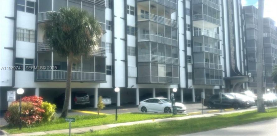 Condo in Hallandale Beach, Florida, 2 bedrooms № 1988597