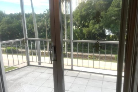 Condo in Hallandale Beach, Florida, 2 bedrooms № 1988597 - photo 6