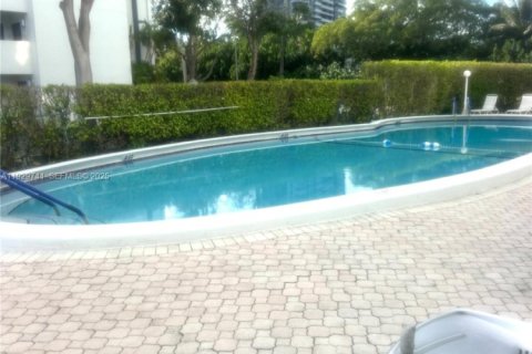 Condo in Hallandale Beach, Florida, 2 bedrooms № 1988597 - photo 13