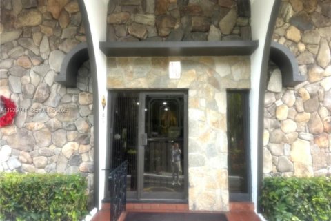 Condo in Hallandale Beach, Florida, 2 bedrooms № 1988597 - photo 14