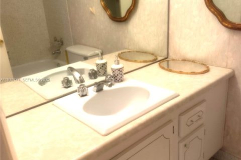 Condo in Hallandale Beach, Florida, 2 bedrooms № 1988597 - photo 9