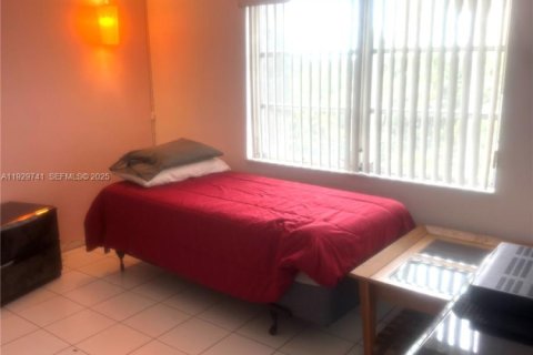 Condo in Hallandale Beach, Florida, 2 bedrooms № 1988597 - photo 11