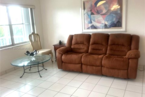 Condo in Hallandale Beach, Florida, 2 bedrooms № 1988597 - photo 3