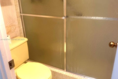 Condo in Hallandale Beach, Florida, 2 bedrooms № 1988597 - photo 12