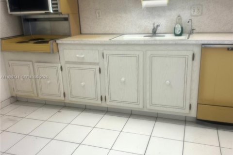 Condo in Hallandale Beach, Florida, 2 bedrooms № 1988597 - photo 8
