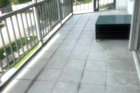 Condo in Hallandale Beach, Florida, 2 bedrooms № 1988597 - photo 4