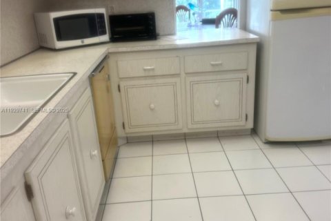 Condo in Hallandale Beach, Florida, 2 bedrooms № 1988597 - photo 7