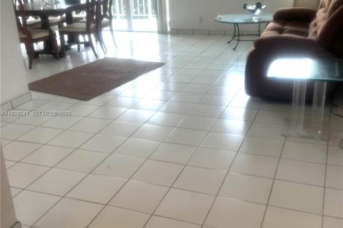 Condo in Hallandale Beach, Florida, 2 bedrooms № 1988597 - photo 2