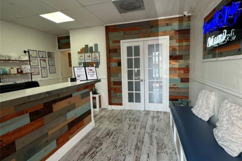 Propiedad comercial en venta en Miami, Florida № 1828729 - foto 3