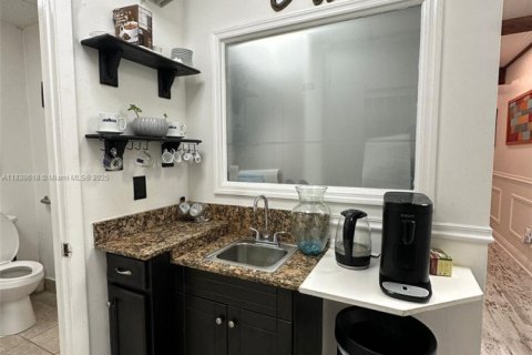 Propiedad comercial en venta en Miami, Florida № 1828729 - foto 12