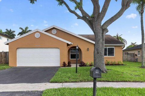House in Sunrise, Florida 3 bedrooms, 167.22 sq.m. № 2078715