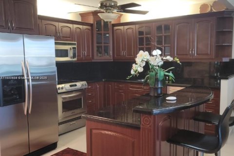 Кондоминиум с 2 спальнями в Холливуд, Флорида № 2014240