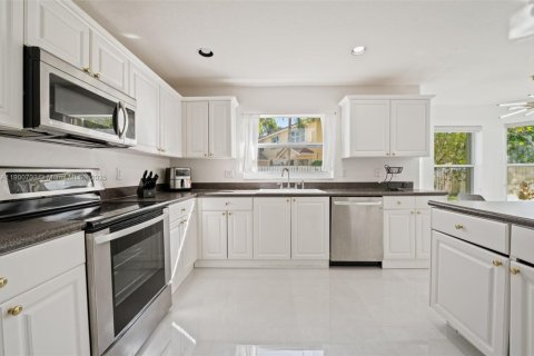 Villa ou maison à vendre à Miramar, Floride: 5 chambres, 317.45 m2 № 1964191 - photo 13