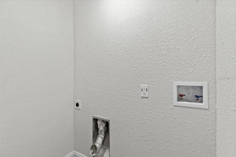 House in Saint Petersburg, Florida 4 bedrooms, 123.84 sq.m. № 1547755 - photo 28