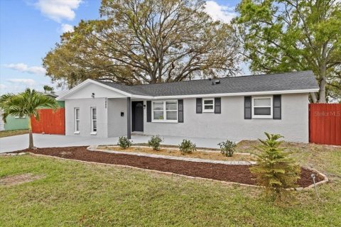 House in Saint Petersburg, Florida 4 bedrooms, 123.84 sq.m. № 1547755 - photo 3