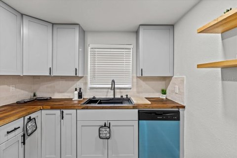 House in Saint Petersburg, Florida 4 bedrooms, 123.84 sq.m. № 1547755 - photo 19