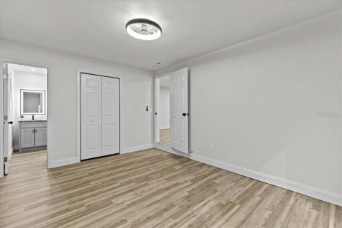 House in Saint Petersburg, Florida 4 bedrooms, 123.84 sq.m. № 1547755 - photo 23