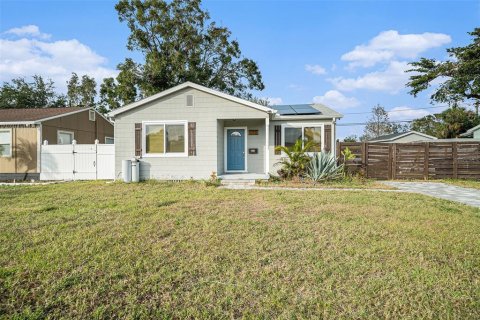 House in Saint Petersburg, Florida 2 bedrooms, 87.14 sq.m. № 1535033 - photo 1