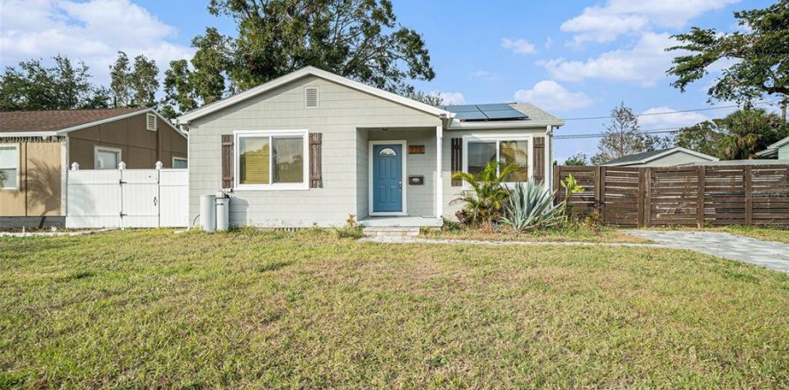 House in Saint Petersburg, Florida 2 bedrooms, 87.14 sq.m. № 1535033