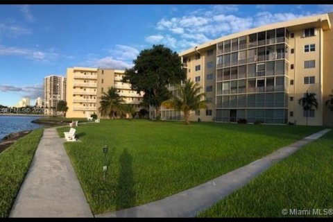 Condominio en venta en Aventura, Florida, 1 dormitorio, 75.9 m2 № 2154985 - foto 2