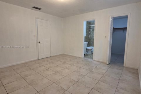 Villa ou maison à louer à Miami, Floride: 3 chambres, 277.13 m2 № 1946632 - photo 15