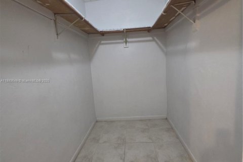 Villa ou maison à louer à Miami, Floride: 3 chambres, 277.13 m2 № 1946632 - photo 18