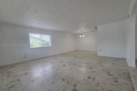Villa ou maison à louer à Miami, Floride: 3 chambres, 277.13 m2 № 1946632 - photo 8