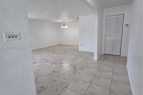 Villa ou maison à louer à Miami, Floride: 3 chambres, 277.13 m2 № 1946632 - photo 7