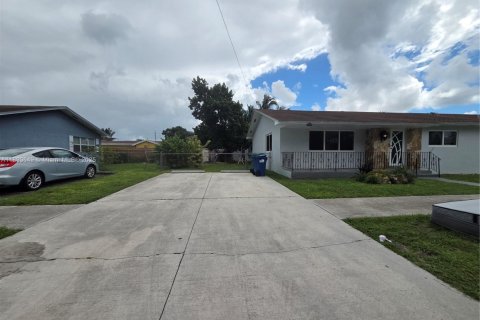 Villa ou maison à louer à Miami, Floride: 3 chambres, 277.13 m2 № 1946632 - photo 4