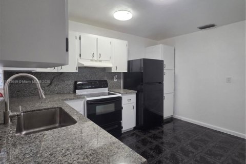 Villa ou maison à louer à Miami, Floride: 3 chambres, 277.13 m2 № 1946632 - photo 12