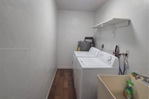 Villa ou maison à louer à Miami, Floride: 3 chambres, 277.13 m2 № 1946632 - photo 14