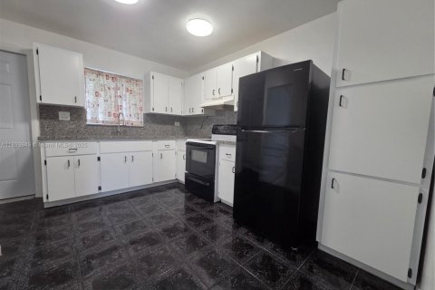 Villa ou maison à louer à Miami, Floride: 3 chambres, 277.13 m2 № 1946632 - photo 11